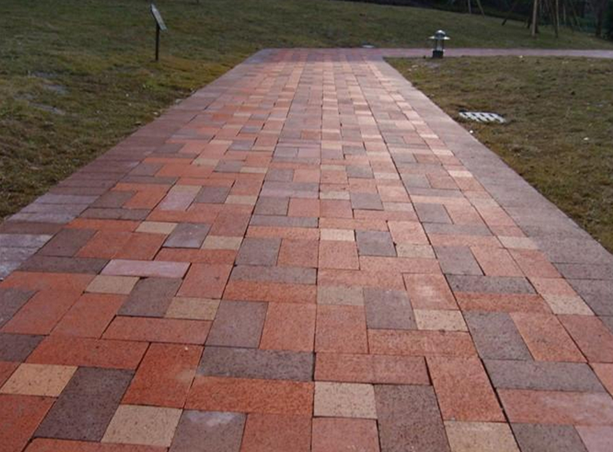 鋪路磚的園林曲線(xiàn)美也是城市一道亮麗風(fēng)景線(xiàn)